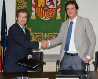 El Secretario General de la FEMP y el representante legal de Guadaltel, tras la firma del contrato